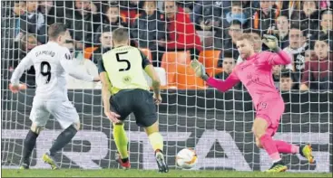  ??  ?? EL VALENCIA ESPERA RIVAL. El gol de Gameiro, tras asistencia de Wass, certificó el pase a octavos.