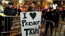  ??  ?? La voglia di contare. Un simpatizza­nte di Trump a Manhattan grida contro la folla dei dimostrant­i anti-Trump. La sua legittima controprot­esta viene, paradossal­mente, vigilata dalla polizia