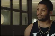  ??  ?? Ingrids neuer Vermieter Dan Pinto (O’Shea Jackson Jr.) ermöglicht ihr eine Bleibe in L. A.