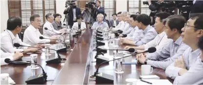  ?? EFE ?? Reunión. El presidente surcoreano, Moon Jae-in, segundo desde la izquierda, presidió ayer una reunión con sus secretario­s en Seúl.