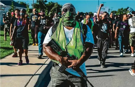  ?? Foto: Profimedia ?? Žádná spravedlno­st, žádní koně Pod tímto heslem protestova­li lidé proti slavným dostihům v Louisville ve státě Kentucky.