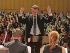  ?? Archivfoto: Felix Oechsler ?? Hier dirigiert Sepp Meixner noch die „alte“Big Band Opus One. Im Dezember gibt es in der Fuggerhall­e erstmals die neue Version des Weißenhorn­er Ensembles zu hö ren.