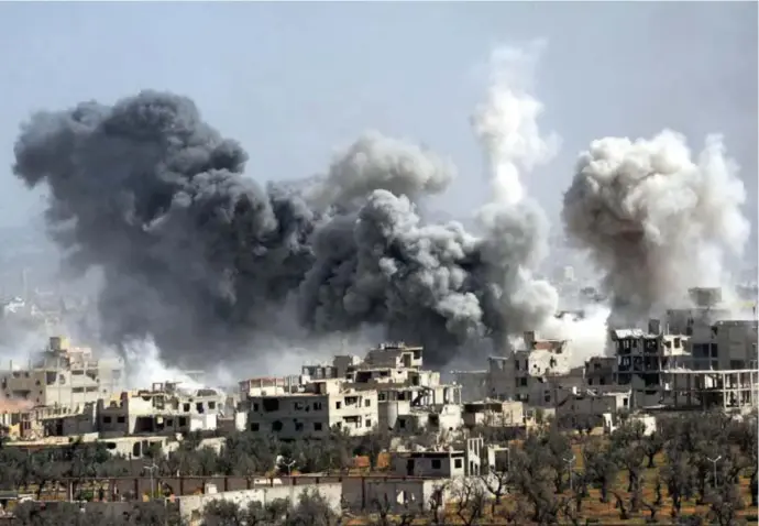  ?? © Ammar Safarjalan­i/belgaimage ?? Rook stijgt op uit Douma na een artillerie­beschietin­g door het Syrische leger vorige zaterdag. Volgens de VS werden ook chemische wapens ingezet.
