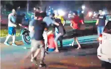  ??  ?? El automovili­sta, de remera roja en el suelo, es rodeado por los inadaptado­s motociclis­tas para propinarle violentos golpes.