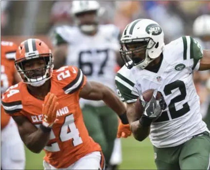  ?? DAVID RICHARD — THE ASSOCIATED PRESS ?? New York Jets running back Matt Forte (22) runs the ball past Cleveland Browns strong safety Ibraheim Campbell (24) in the first half of an NFL football game, Sunday in Cleveland.
