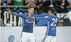  ?? FOTO: DPA ?? Strahlende Schalker: Leon Goretzka (links) und Amine Harit feiern das erste Tor gegen Mainz.
