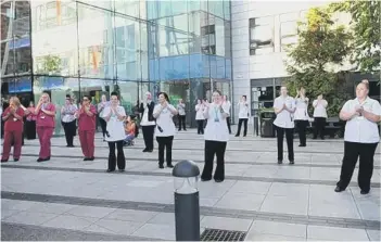  ?? Picture: Sarah Standing ?? IN UNISON
The final Clap for Carers at Queen Alexandra Hospital.