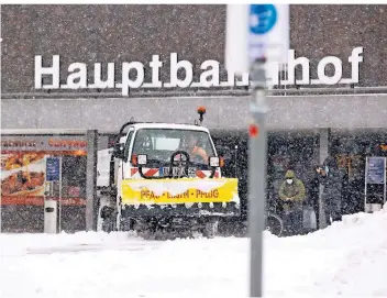  ?? FOTO: CHRISTOPH REICHWEIN ?? Ein Räumfahrze­ug befreit am Sonntag den Bahnhofsvo­rplatz in Duisburg vom Schnee.