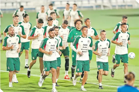  ?? ?? Paco Memo fue ayer el objetivo de lentes fotográfic­as y de video durante la práctica de la Selección Mexicana tras el empate frente a Polonia.