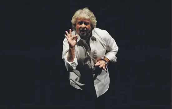  ?? ANTONIO CALANNI / AP ?? Beppe Grillo, líder del Movimiento 5 Estrellas, durante una de sus actuacione­s la semana pasada en Milán, donde ha vuelto a los escenarios