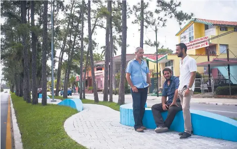  ?? AP ?? In this July 26, 2017 AP photo, Cuban architects Yasser Jimenez (left), Oriesky Bencomo (centre) and José Luis Valdes, pose at the site of one of their urban designs in Piñar del Rio, Cuba. The central avenue of the western city of Piñar del Rio,...