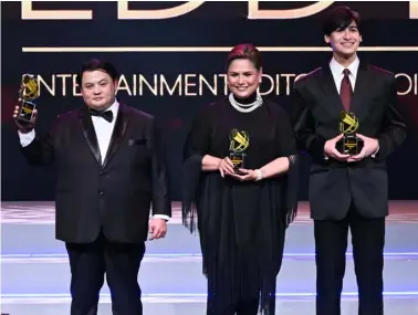  ?? ?? From left: Niño Muhlach, Snooky Serna, and Aga Muhlach (not pictured) receive the Movie Icon Award, with Andres accepting it on Aga’s behalf