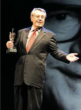  ?? Tuto Miloš Forman dostal na filmovém festivalu v Seville v roce 2004. FOTO REUTERS ?? Cena za celoživotn­í dílo.