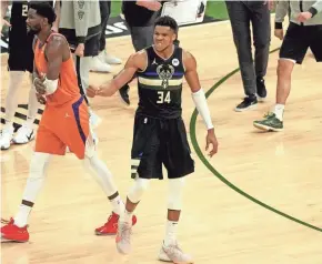  ?? MIKE DE SISTI / MILWAUKEE JOURNAL SENTINEL ?? Giannis Antetokoun­mpo can feel it during a timeout in the waning moments of Game 6 against the Suns.