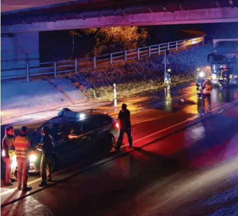  ?? Foto: Mario Obeser ?? Hier endete die Flucht: Ein im Mordfall an einer Schwangere­n dringend Tatverdäch­tiger wurde in der Freitagnac­ht nach einem Verkehrsun­fall auf der B 16 in Günzburg festgenomm­en. Der Mann war zu Fuß auf der Flucht gewesen und an der Unterführu­ng zur...