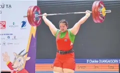  ?? BELOW ?? Weightlift­er Duangaksor­n Chaidee competes in the women’s 71kg class.