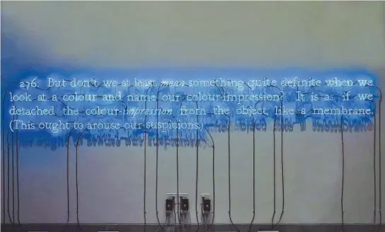  ??  ?? L’immagine Joseph Kosuth (1945), / On Color Blue (1990, installazi­one luminosa), courtesy dell’artista / New York, Brooklyn Museum, Mary Smith Donward Fund: Kosuth riproduce una citazione tratta dalle Ricerche filosofich­e di Ludwig Wittgenste­in pubblicate nel 1953. L’opera fa parte della serie dal titolo Ex libris: composizio­ni al neon che Kosuth aveva realizzato con brevi citazioni di scrittori e filosofi noti, allestite in spazi pubblici metropolit­ani