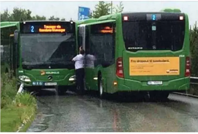  ?? LESERBILDE ?? Det er ikke mye plass til overs når bussene skal passere hverandre.