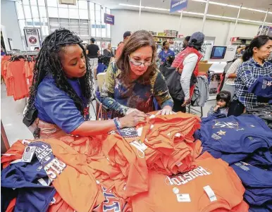  ?? Steve Gonzales photos / Houston Chronicle ?? Store apparel manager Marla Northern, left, helps Angela Landowski find a shirt for her son at the Academy Sports + Outdoors location at 2404 Southwest Freeway.