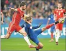  ??  ?? Griezmann le marcó a Gales.