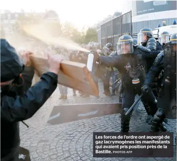  ??  ?? Les forces de l’ordre ont aspergé de gaz lacrymogèn­es les manifestan­ts qui avaient pris position près de la Bastille.