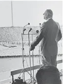  ??  ?? Σεπτέμβριο­ς 1966.
Σε ομιλία του στο κατάμεστο στάδιο της Πνομ Πενχ στην Καμπότζη ο Ντε Γκωλ τάχθηκε εναντίον στρατιωτικ­ής λύσης στο Βιετνάμ.