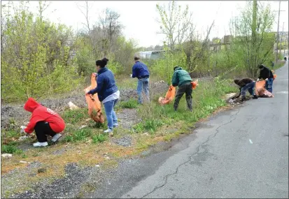  ?? MEDIANEWS GROUP FILE PHOTO ?? Volunteers pick up trash at the Windsor and Reed Playground at an Earth Day cleanup in 2013. State lawmakers are considerin­g a bill that would call for higher fines for littering.