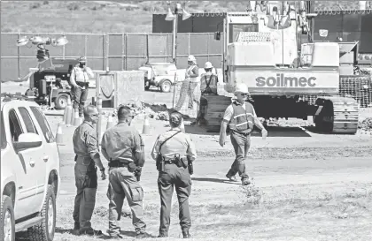  ??  ?? La mayoría de envíos al país provienen de mexicanos que residen en Estados Unidos. En la imagen, guardias observan a trabajador­es en Tijuana que preparan un prototipo de muro fronterizo hace cinco días ■ Foto Afp