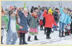  ?? FOTO: GABRIELE LOGES ?? Die Kinder zeigen einen einstudier­ten Tanz im Schnee.