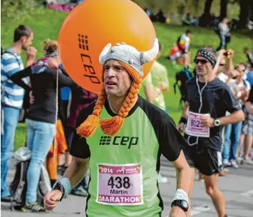  ?? Foto: Lauxterman­n ?? Wer gesehen werden will, muss auffallen: Der Augsburger Pacer Martin Schöll führt Marathonlä­ufer an die von ihnen angepeilte Zeit heran.