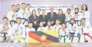  ??  ?? SGTA team members display their medals with Zaini (standing fifth right).