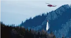  ?? Foto: Sven Hoppe, dpa ?? Der Waldbrand am Jochberg konnte nur aus der Luft gelöscht werden. Die allein da bei entstanden­en Kosten: rund eine halbe Million Euro.