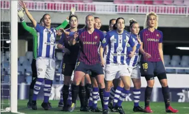  ??  ?? GOLPE EN EL MINI ESTADI. Las onubenses defienden un saque de esquina ante el Barcelona.