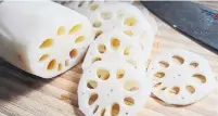  ??  ?? Raw lotus root is a staple Chinese vegetable.