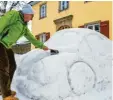  ?? Foto: Nicolas Armer, dpa ?? Eberhard Burger vor seinem VW Käfer aus Schnee.