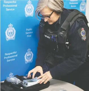  ?? BRANDON HARDER FILES ?? Cpl. Andree Sieber of the Regina Police Service demonstrat­es the force's Sotoxa THC instrument that detects levels of cannabis in motorists.