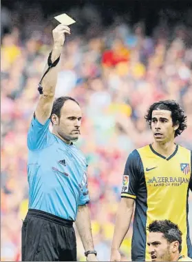  ?? FOTO: SIRVENT ?? Mateu Lahoz, durante el Barça-Atlético del Camp Nou donde anuló un gol a Messi