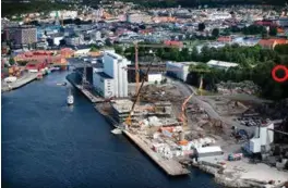  ?? FOTO: KJARTAN BJELLAND ?? Den røde ringen til høyre viser skråningen på Odderøya der Klatrestei­nen skal reise. Kanalbyen bygges i forgrunnen.