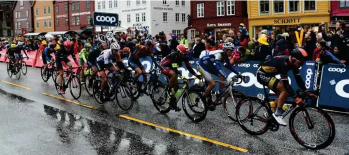  ?? ARKIVFOTO: SCANPIX ?? BARE NÅ: «Det er ikke slik at sykkel-VM kommer tilbake til Bergen», minner Anders Pamer om. Her fra Tour des Fjords på Bryggen i fjor.