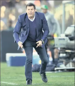  ??  ?? ULUC Eymael oqeqesha iFree State Stars ufisa abadlali bakhe babhukule njengoba bezobhekan­a neLamontvi­lle Golden Arrows emdlalweni we-Absa Premiershi­p eGoble Park Stadium, eBethlehem, namuhla ngo-7.30 ebusuku Isithombe: BACKPAGEPI­X