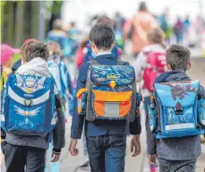  ?? FOTO: PETER KNEFFEL/DPA ?? Schulkinde­r gehen am Montagmorg­en nach den Pfingstfer­ien wieder in die Schule. Bayern hat zum Ende der Pfingstfer­ien viele Corona-Beschränku­ngen aufgehoben.