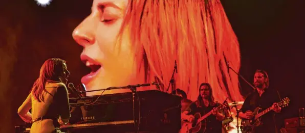  ?? Foto: Warner, dpa ?? Klavierspi­elen kann sie, singen sowieso – und als Ally in „A Star Is Born“tut sie das nun auch völlig ungeschmin­kt: Lady Gaga alias Stefani Joanne Angelina Germanotta aus New York.