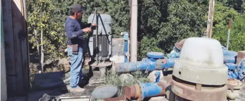  ?? FOTO: DEBATE ?? Trabajador­es de la Jumapae reparan el daño en la bomba para reactivar el abasto de agua.