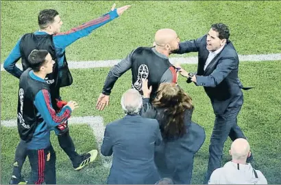  ?? MARIANA BAZO / REUTERS ?? El momento en que Fernando Hierro evita a empujones que Pepe Reina se pelee con los marroquíes