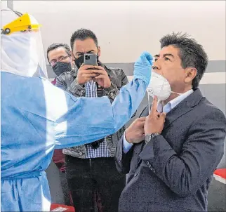  ?? ARCHIVO ?? Pruebas. Jorge Yunda, alcalde de Quito, durante la aplicación de la prueba PCR para detectar COVID-19.