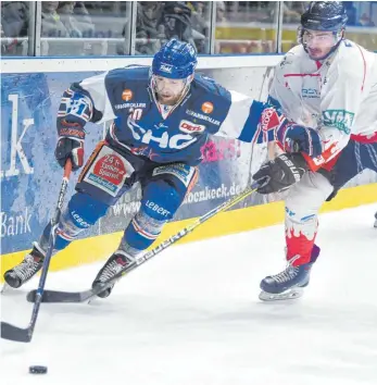  ?? FOTO: FELIX KÄSTLE ?? Immer einen Schritt vor der Konkurrenz: Daniel Schwamberg­er (links) hat mit den Ravensburg Towerstars einen Lauf. Am Dienstag winkt gegen die Kassel Huskies der achte Sieg in Folge.