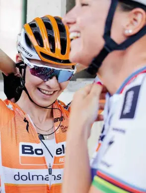  ??  ?? Left: The atmosphere is relaxed ahead of Stage 8. Anna Plichta appreciate­s the ice pack from a soigneur