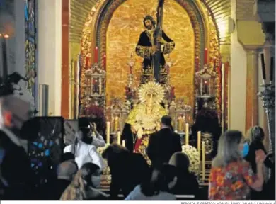  ?? REPORTAJE GRÁFICO: MIGUEL ÁNGEL SALAS / JUAN AYALA ?? Los titulares de la archicofra­día de la Vera-Cruz en la iglesia de San José y Espíritu Santo.