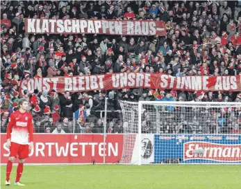  ?? FOTOS: IMAGO IMAGES/PRIVAT ?? Nicht nur den Freiburger Fans sind Klatschpap­pen und das, wofür sie stehen, längst ein Dorn im Auge.