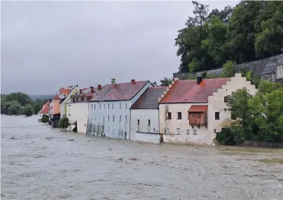  ?? [APA/Ulrike Elisabeth Innthaler] ?? Die überschwem­mte Inn-Promenade in Schärding am Dienstag. Ab Mittag sanken die Pegelständ­e wieder.